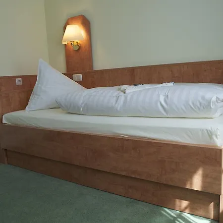 & Zum Himmel فندق